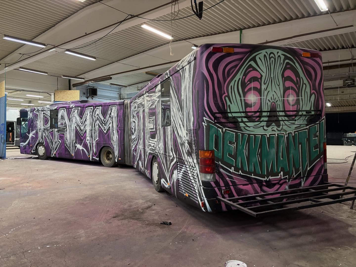 Interiør av russebuss med neonlys og høyttalere